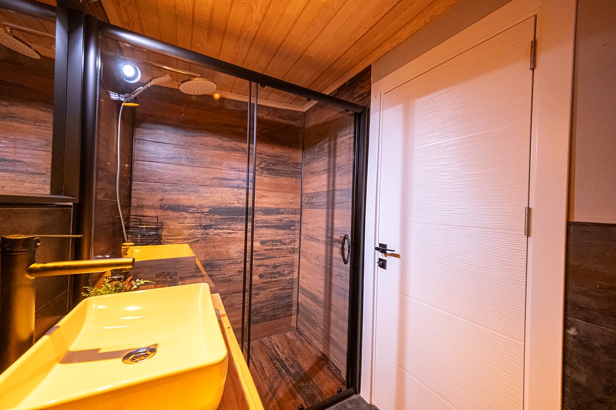 Bungalow Oda banyosu: ahşap detaylar ve duş