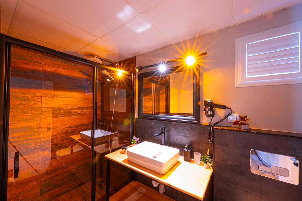 Bungalow Oda banyosu: sıcak aydınlatma ve lavabo