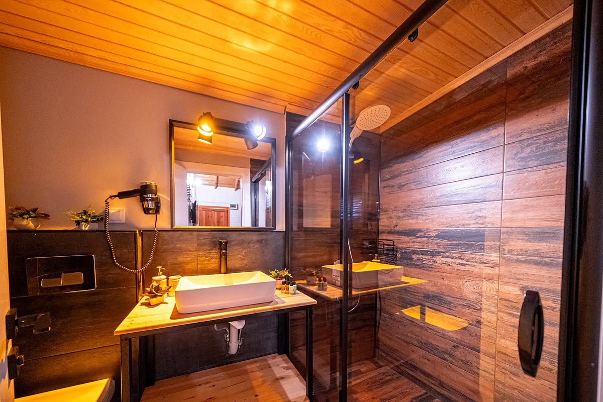 Bungalow Oda banyosu: duş kabini ve lavabo