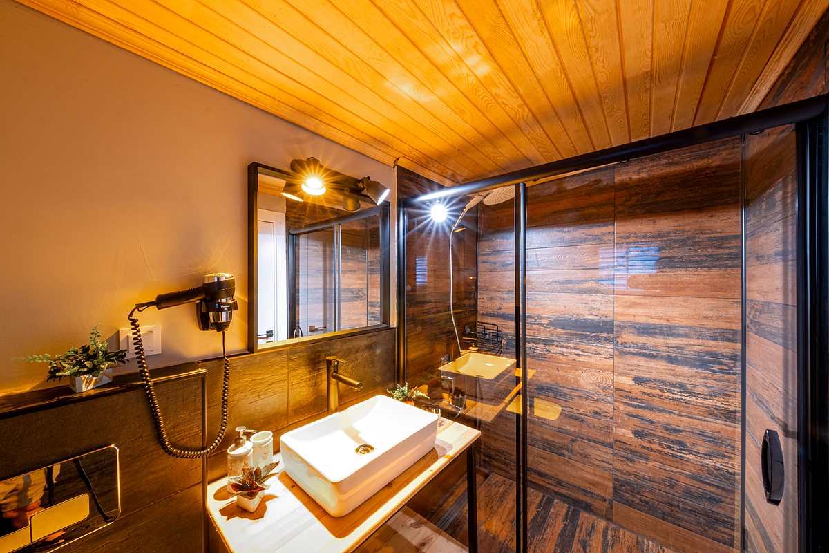 Bungalow Oda banyosu: modern lavabo ve ayna