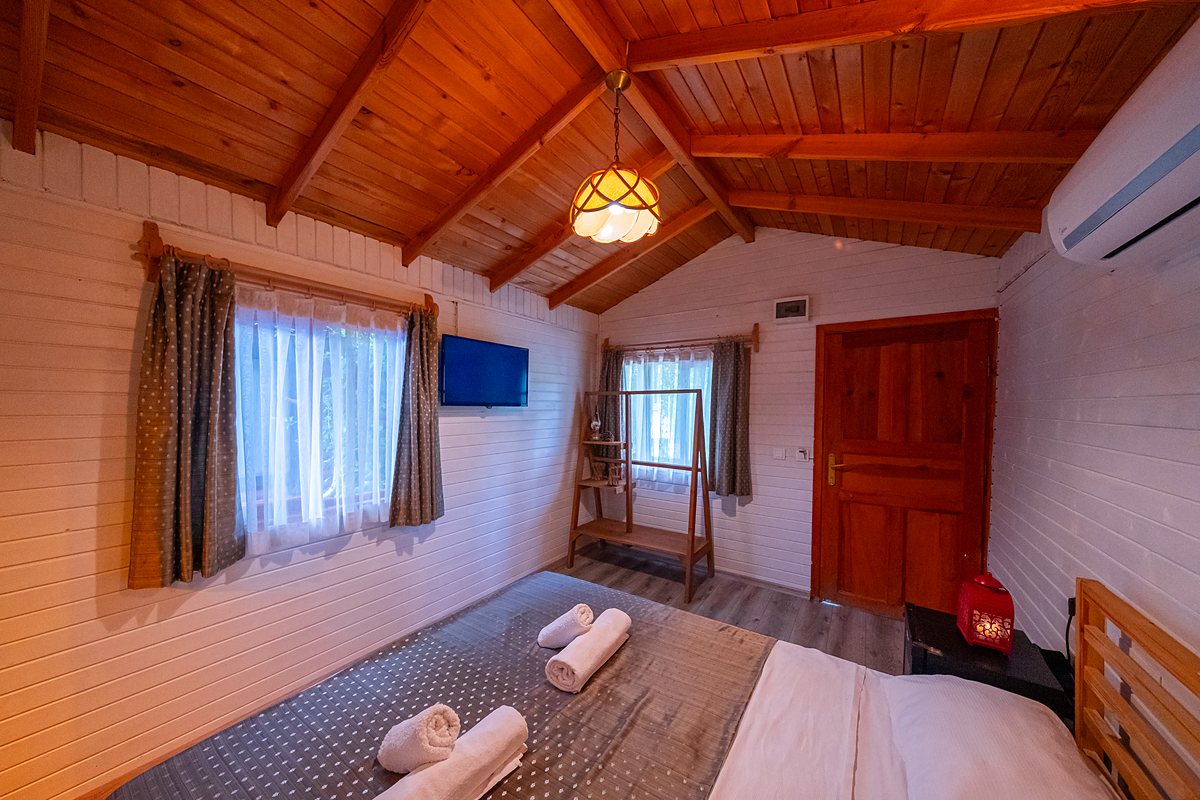 Bungalow Oda: televizyon, klima ve ahşap kapı