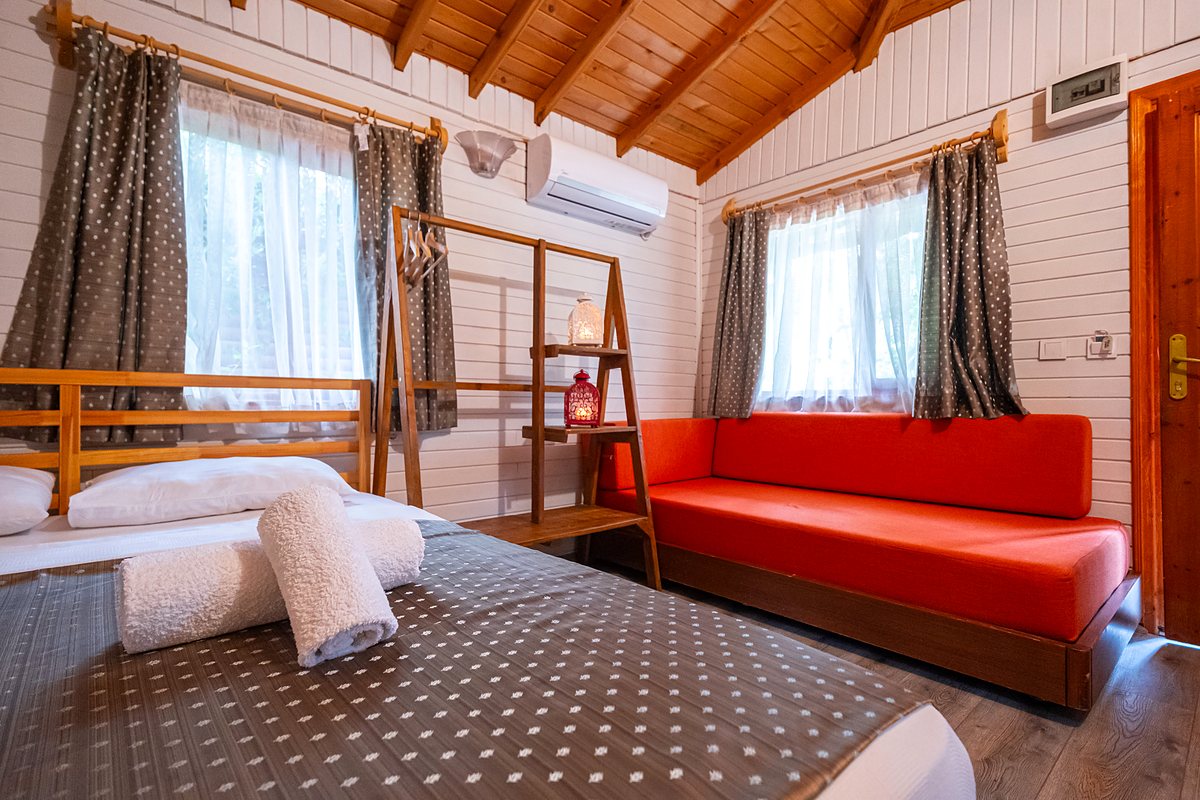 Bungalow Oda: yatak, oturma alanı ve klima