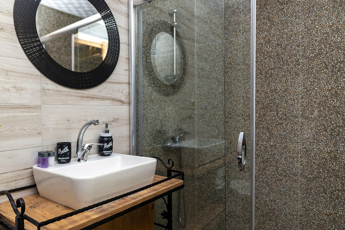 Duplex Bungalow bathroom: washbasin and round mirror