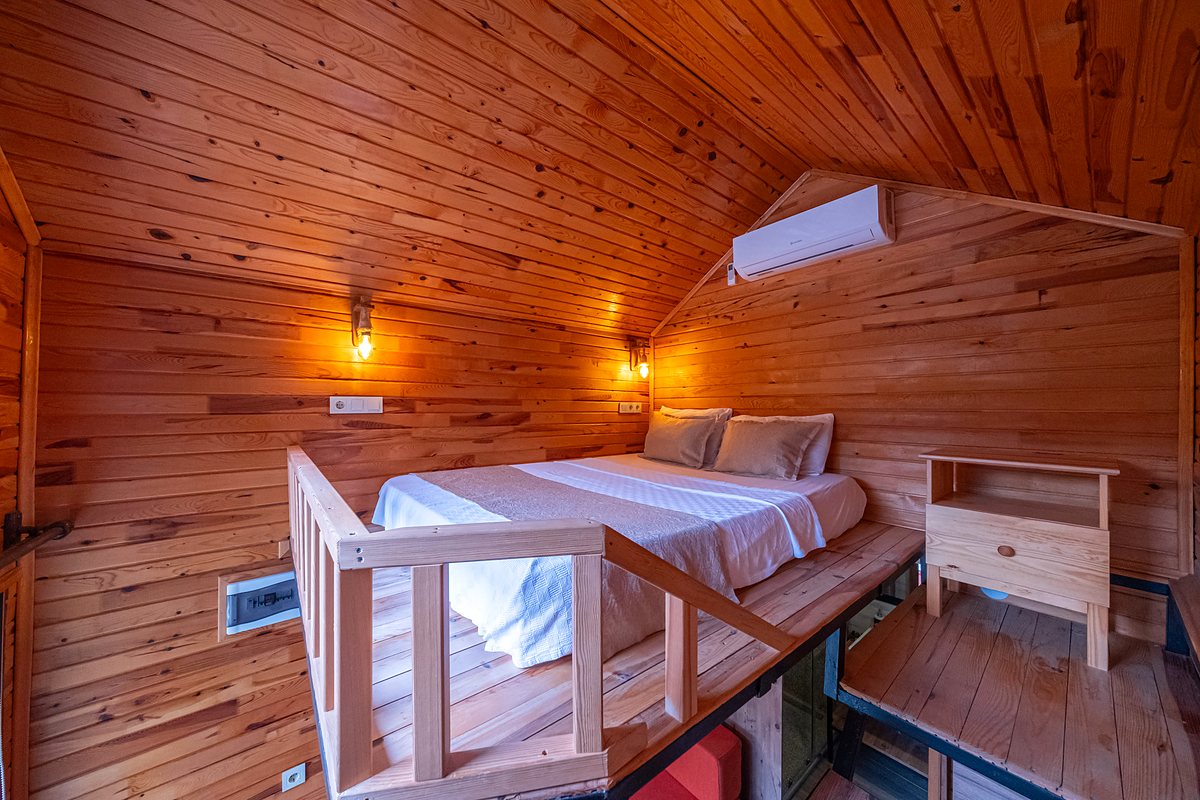 Dublex Bungalow: ahşap çatı altında çift kişilik yatak