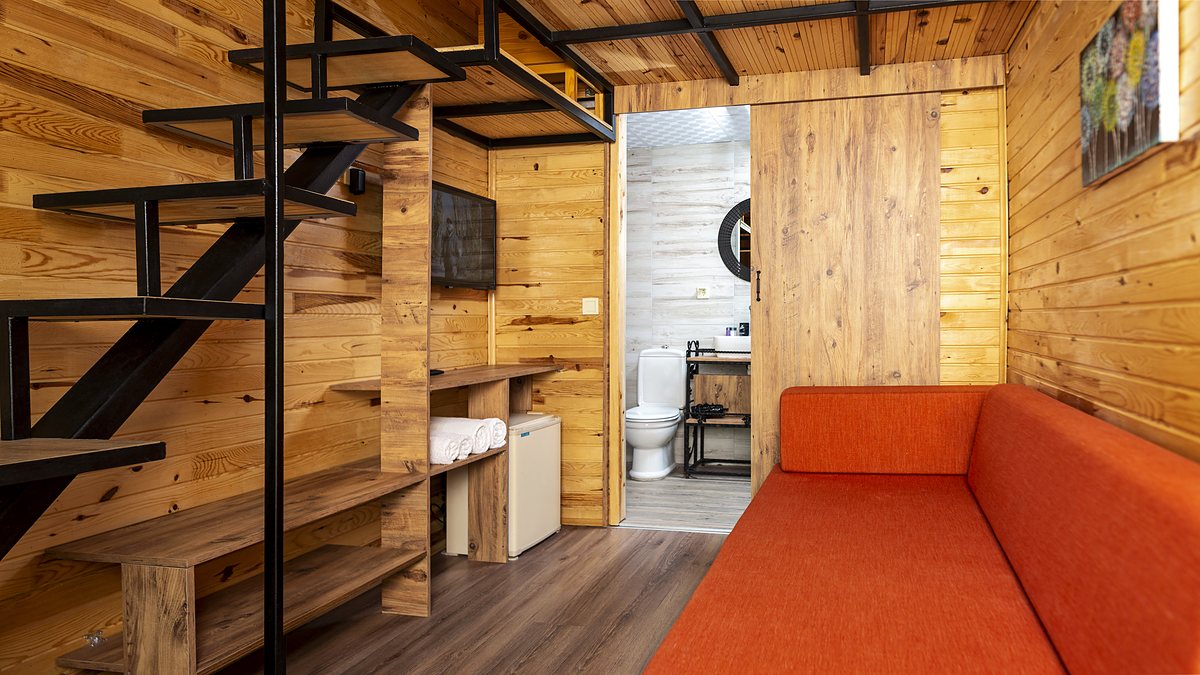 Dublex Bungalow: ahşap iç mekân, merdiven ve kanepe