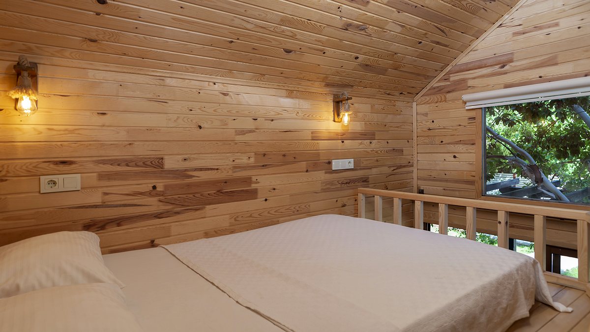 Duplex Bungalow: sleeping area with windows