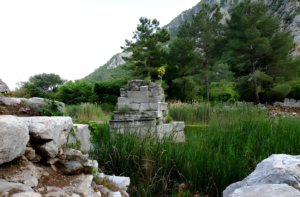 Ancient ruins and mountain views on the Lycian Way
