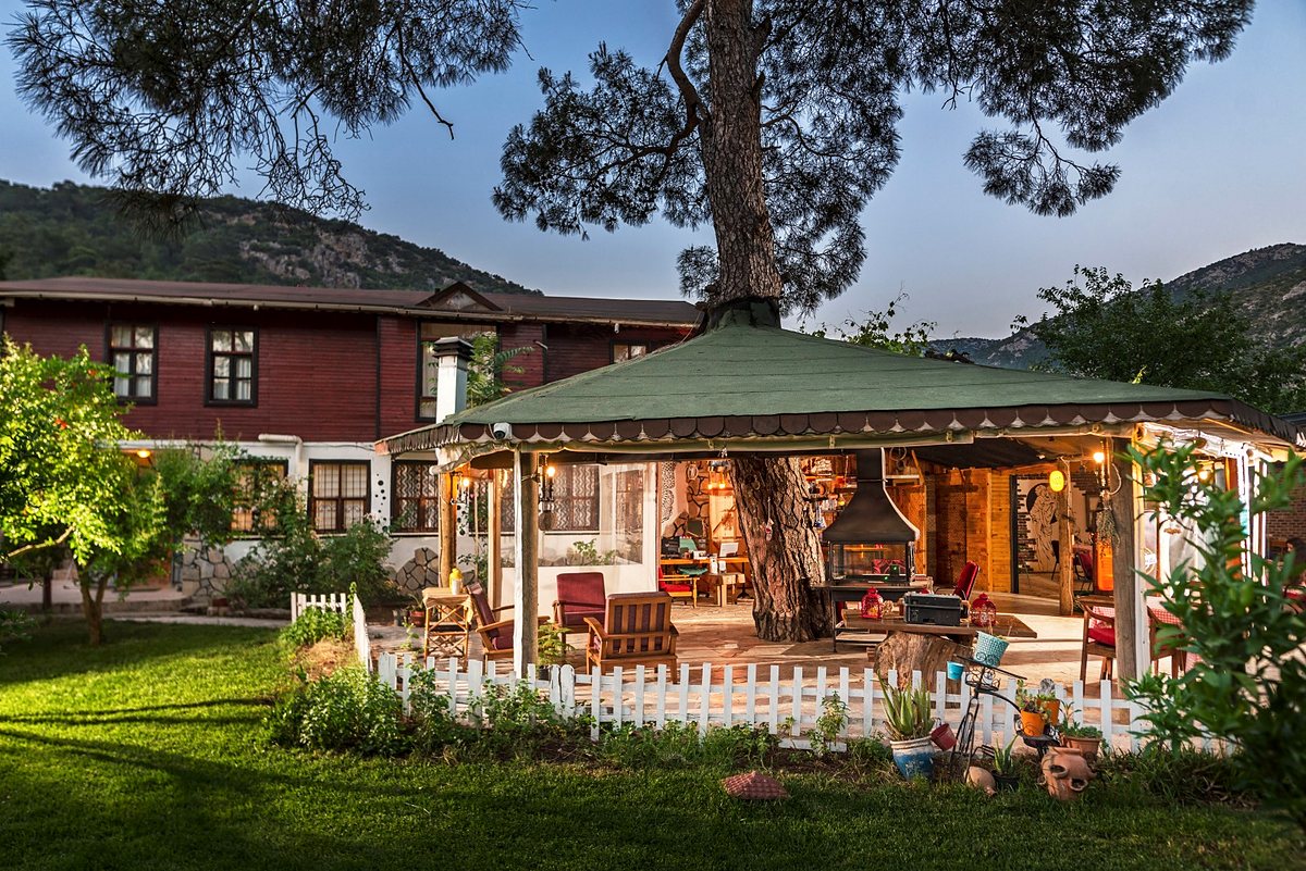 Akşam ışıklarında bahçedeki restoran köşkü