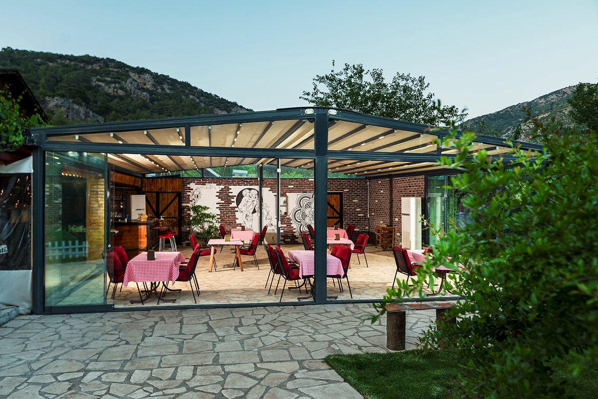 Cam cepheli restoran terası ve bahçe