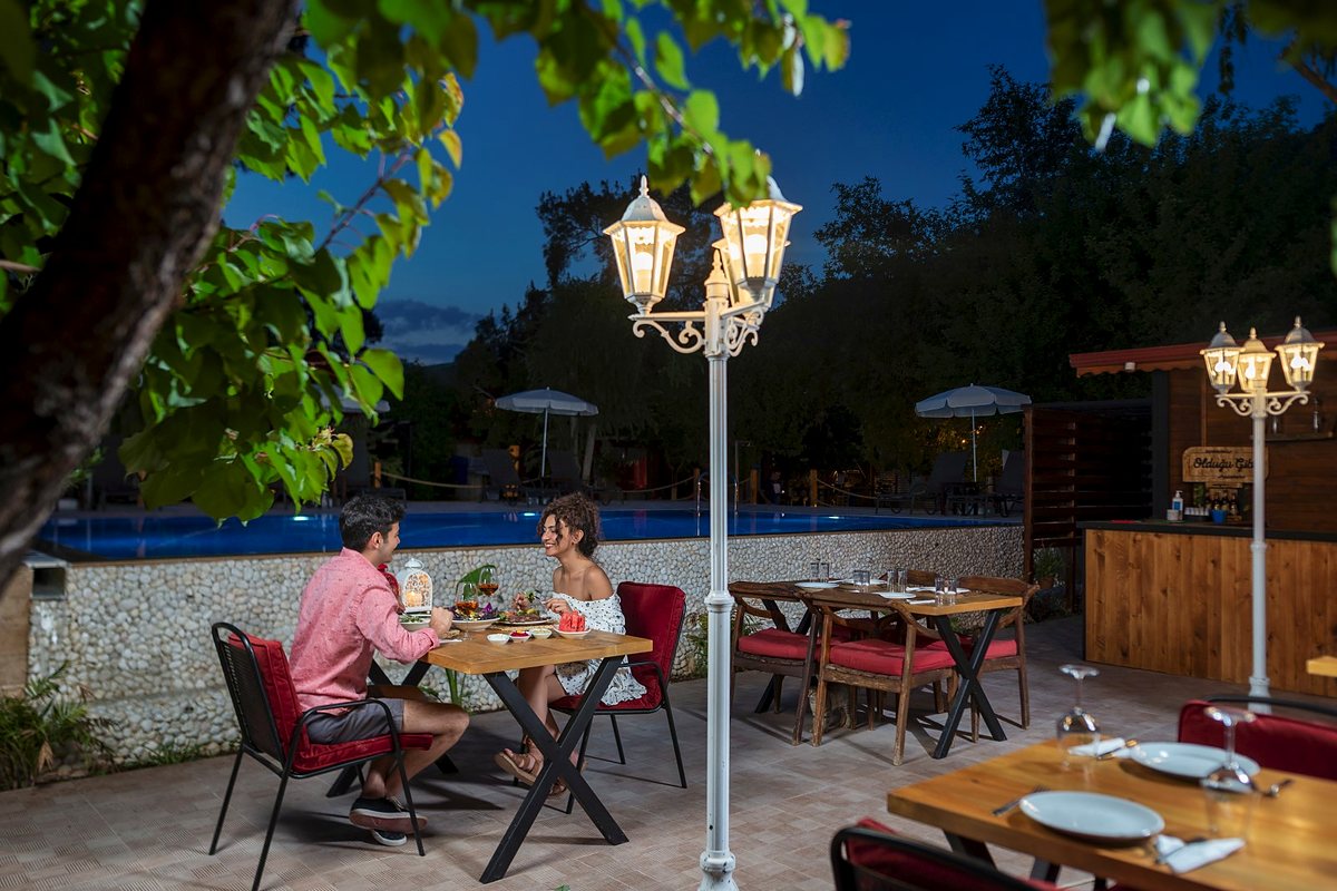 Akşam saatlerinde havuz başı restoran