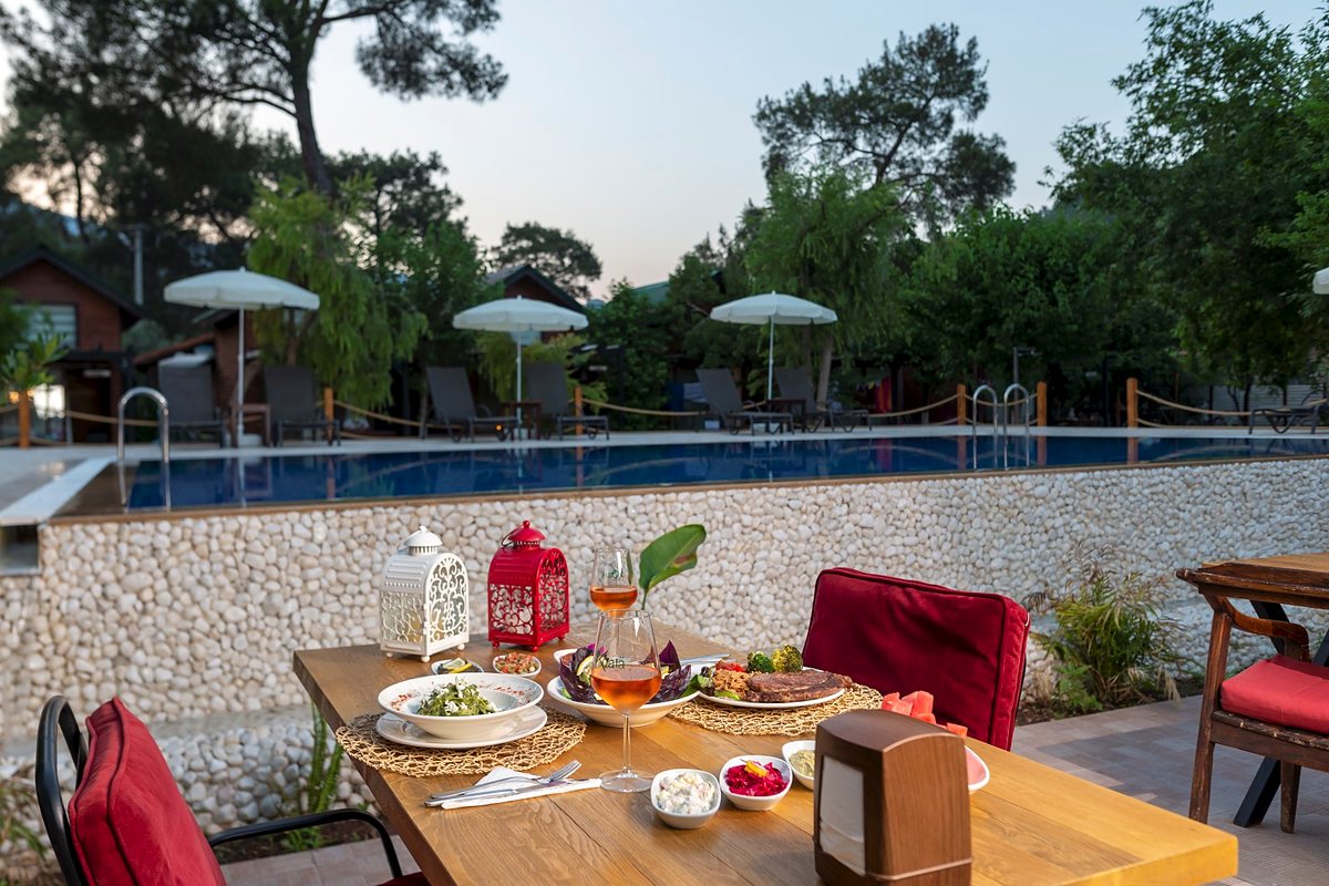 Havuz kenarında akşam yemeği masası