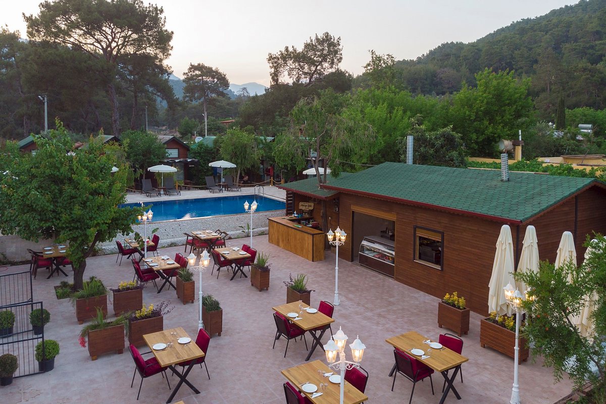 Havuz başı teras restoranın kuşbakışı görünümü