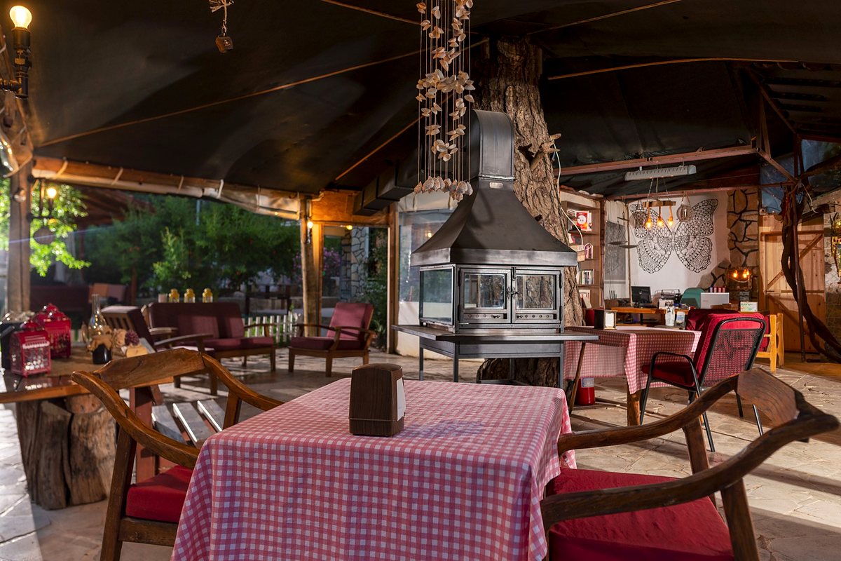 Ahşap kapalı restoran salonu ve şömine