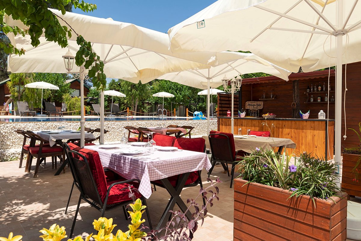 Şemsiyeli havuz başı restoran masaları