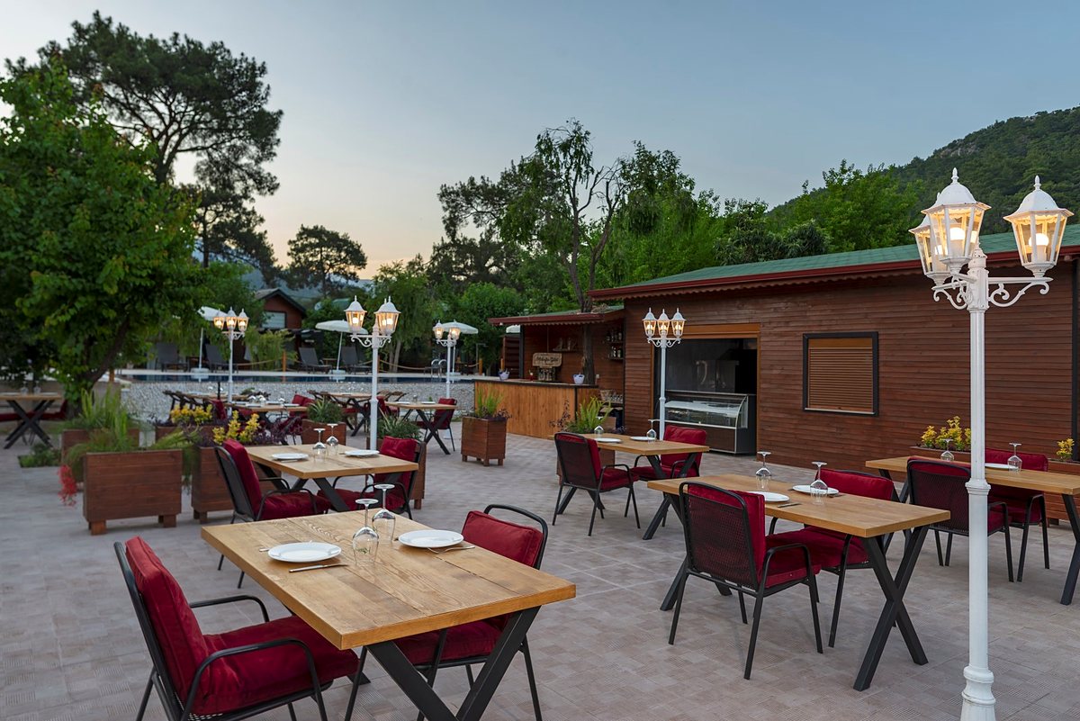 Gün batımında teras restoran
