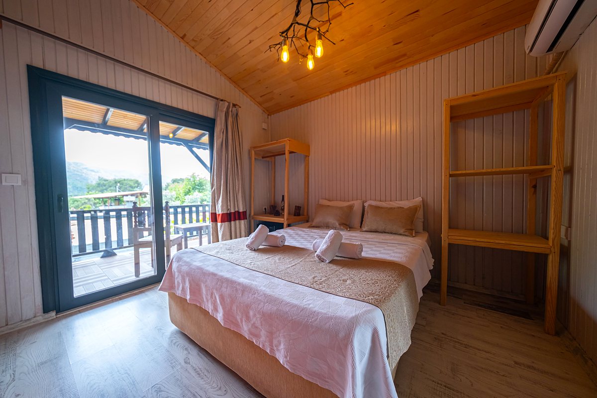 Terrace Bungalow: bright room with timber ceiling