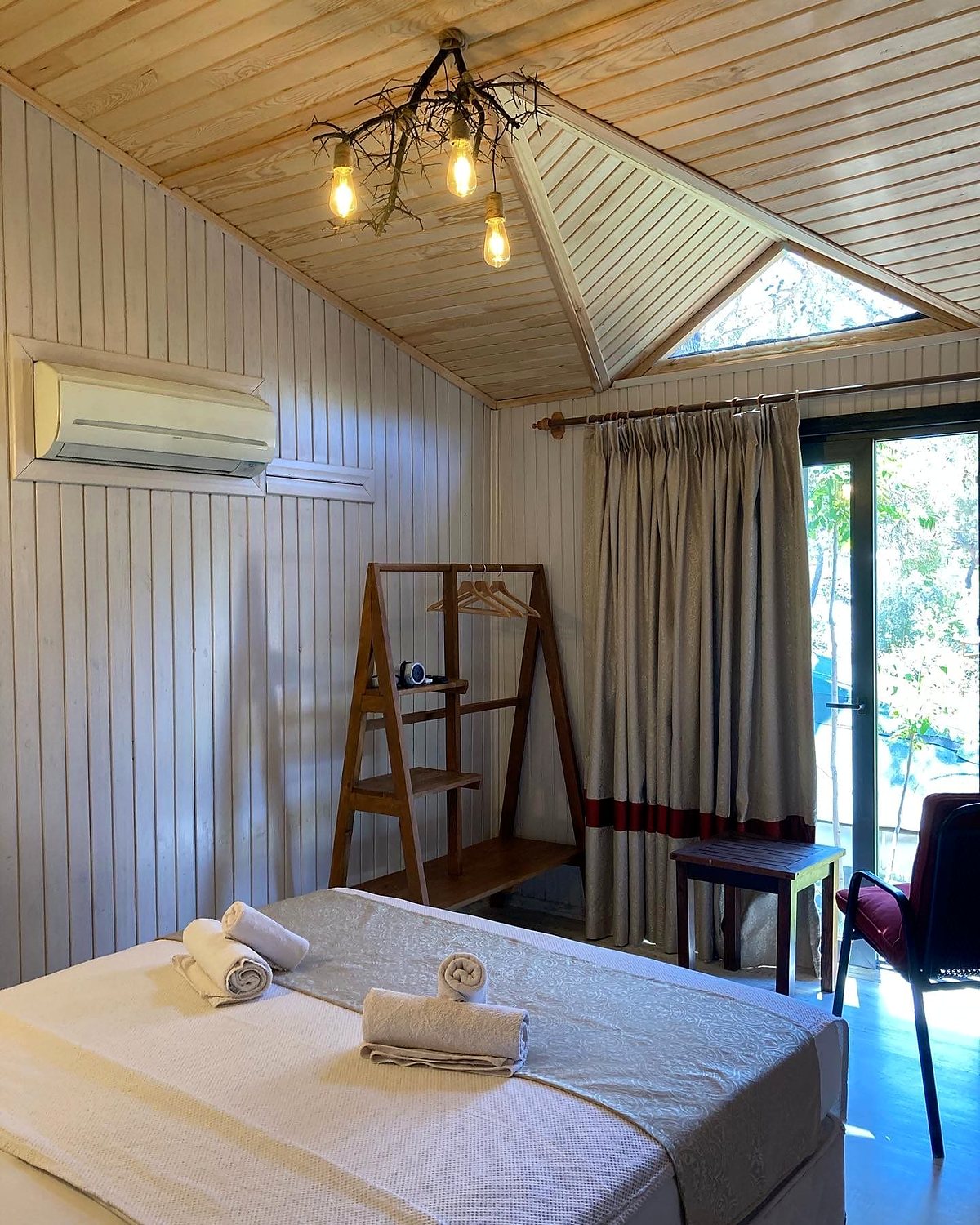 Terrace Bungalow: bed and window detail