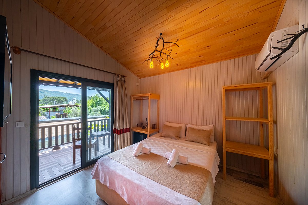 Teras Bungalow: terasa açılan cam kapı ve yatak