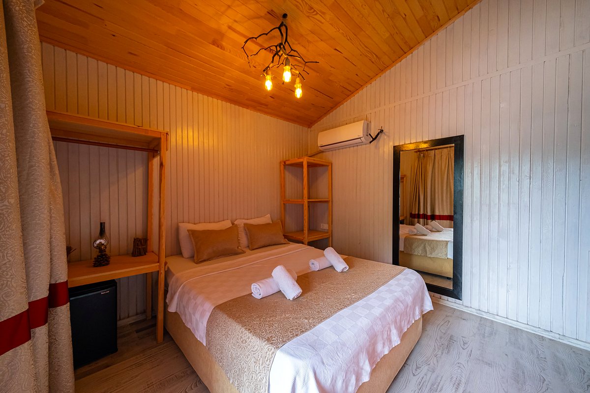 Terrace Bungalow: bed, shelving and air conditioning