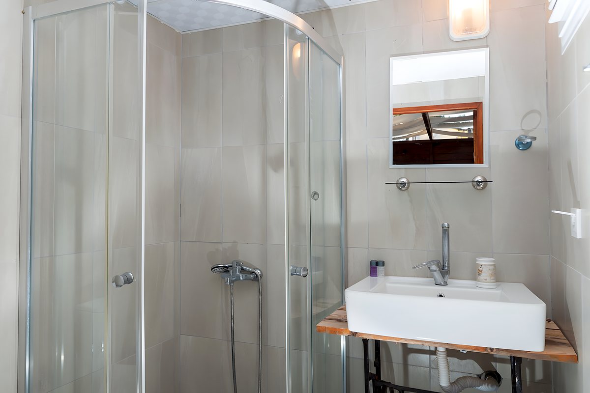 Triangle Oda banyosu: duş kabini ve lavabo